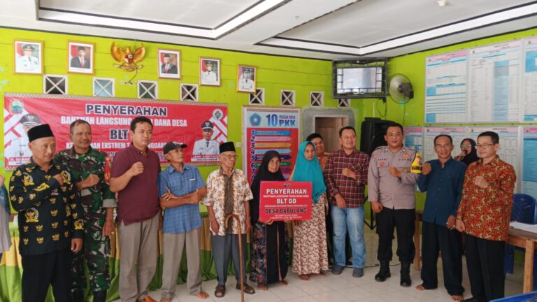 Penyaluran BLT-DD di Desa Babulang, foto : Agus