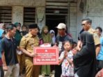 Rumahnya Roboh, Warga Desa Bulok Bersyukur Bupati Nanang Ermanto Datang dan Beri Bantuan