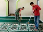 Giat Ramadhan, Babinsa Bersama Warga Bersihkan Lingkungan Tempat Ibadah