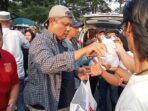 Berharap Berkah Ramadhan, GMLS Bagi-bagi Takjil di Bundaran Adipura