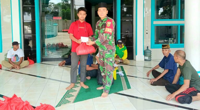 Serda Deki Juliansyah, Ketua Baznas Desa Margomulyo serta Pemdes Margomulyo menyalurkan Zakat Fitrah, foto : Heri Indarto