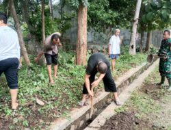Peduli Lingkungan, Babinsa Bersama Warga Gotong Royong Bersihkan Parit