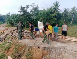 Anggota Satgas TMMD Kodim 0421/Lamsel Pasang Batu Talud Jembatan