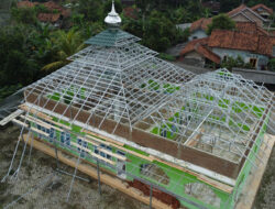 Satgas TMMD Ke-120 Kodim 0421/Lamsel Bersama Warga Pasang Atap Baja Ringan