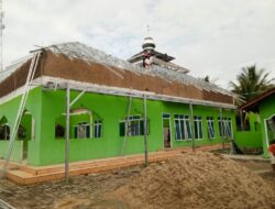 Tim Satgas TMMD Ke-120 Kodim 0421/LS Gotong Royong Pasang Kubah Masjid Baiturrahman