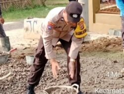 Aipda Helmi Gotong-royong Pembangunan Jalan Rabat Beton di Desa Tanjung Heran