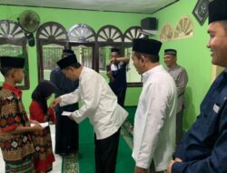 Ketua DPRD Lamsel Bagikan Ribuan Paket Berbuka Puasa