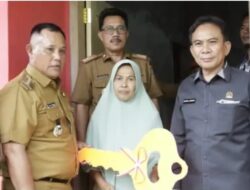 Tiga Anggota DPRD Lamsel Dampingi Bupati Resmikan Bedah Rumah