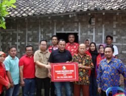 Nanang Ermanto Serahkan Bantuan 7 Unit Bedah Rumah di Kalianda