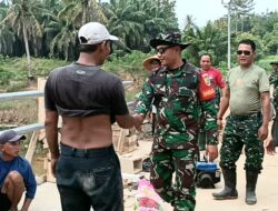 Dansatgas TMMD Kodim 0421/Lamsel Cek Pembuatan Pagar Jembatan Desa Budi Lestari