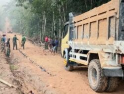 Warga Antusias Bantu Satgas TMMD ke-120 Kodim 0421/LS Ratakan Pasir Jalan Onderlagh