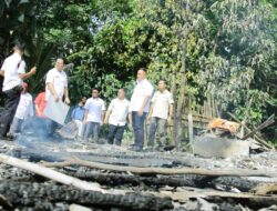 Jalan Kaki Lewati Kebun Becek, Nanang Salurkan Bantuan Kepada Korban Kebakaran