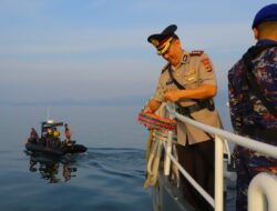 Menyambut Hari Bhayangkara ke 78, Polda Lampung Tabur Bunga di Laut