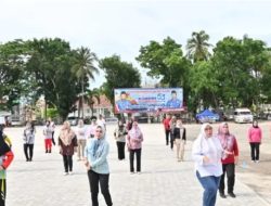 Semringah, 3 Peserta Senam Yang Full Senyum Dapat Hadiah Dari Plh. Sekda Lamsel