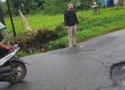 Ruas Jalan Kota Dalam-Blimbing Sari Jebol dan Nyaris Putus, Anggota DPRD Lamsel Desak Pemprov Segera Lakukan Perbaikan
