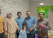 Anggota DPRD Lamsel, Agus Sartono Serahkan Bantuan Kursi Roda untuk Korban Jatuh dari Pohon Kelapa