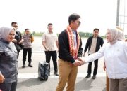 Wakil Ketua III DPRD Lampung Selatan, Bella Jayanti menyambut kedatangan Bupati Lampung Selatan