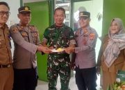 Forkopimcam 2 Kecamatan Sidomulyo dan Candipuro Beri Kejutan HUT TNI ke-80 di Markas Koramil 421-07/Sidomulyo by redaksi