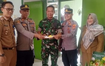 Forkopimcam 2 Kecamatan Sidomulyo dan Candipuro Beri Kejutan HUT TNI ke-80 di Markas Koramil 421-07/Sidomulyo by redaksi