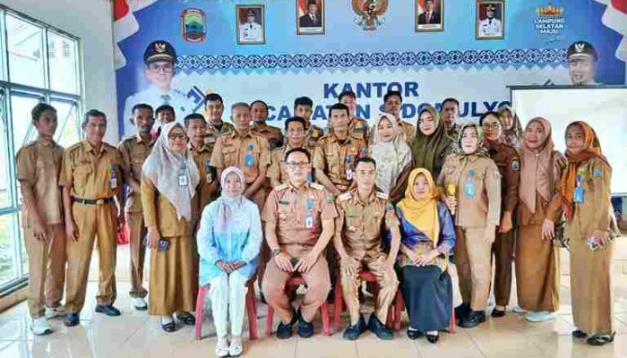 Resmi Menjabat Camat Bakauheni Sidik Pamit Dengan Seluruh Pegawai Kecamatan Sidomulyo