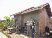 Dari Tembok Kasar Menuju Rumah Layak: RTLH Ngadino Masuki Tahap Plester Dinding Depan