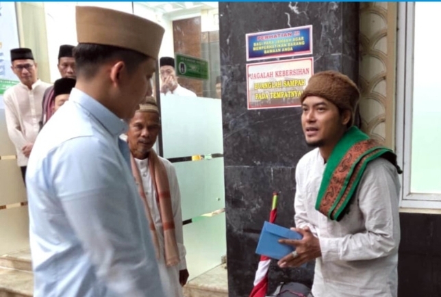 121 Hari Jalan Kaki ke Mekkah, Musafir Asal Surabaya Ini Tak Menyangka Dapat Bantuan dari Bupati Egi Saat Iktikaf di Lampung Selatan